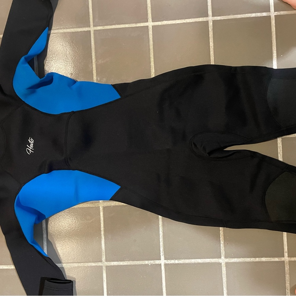 Hevto S1 wetsuit. New with tags